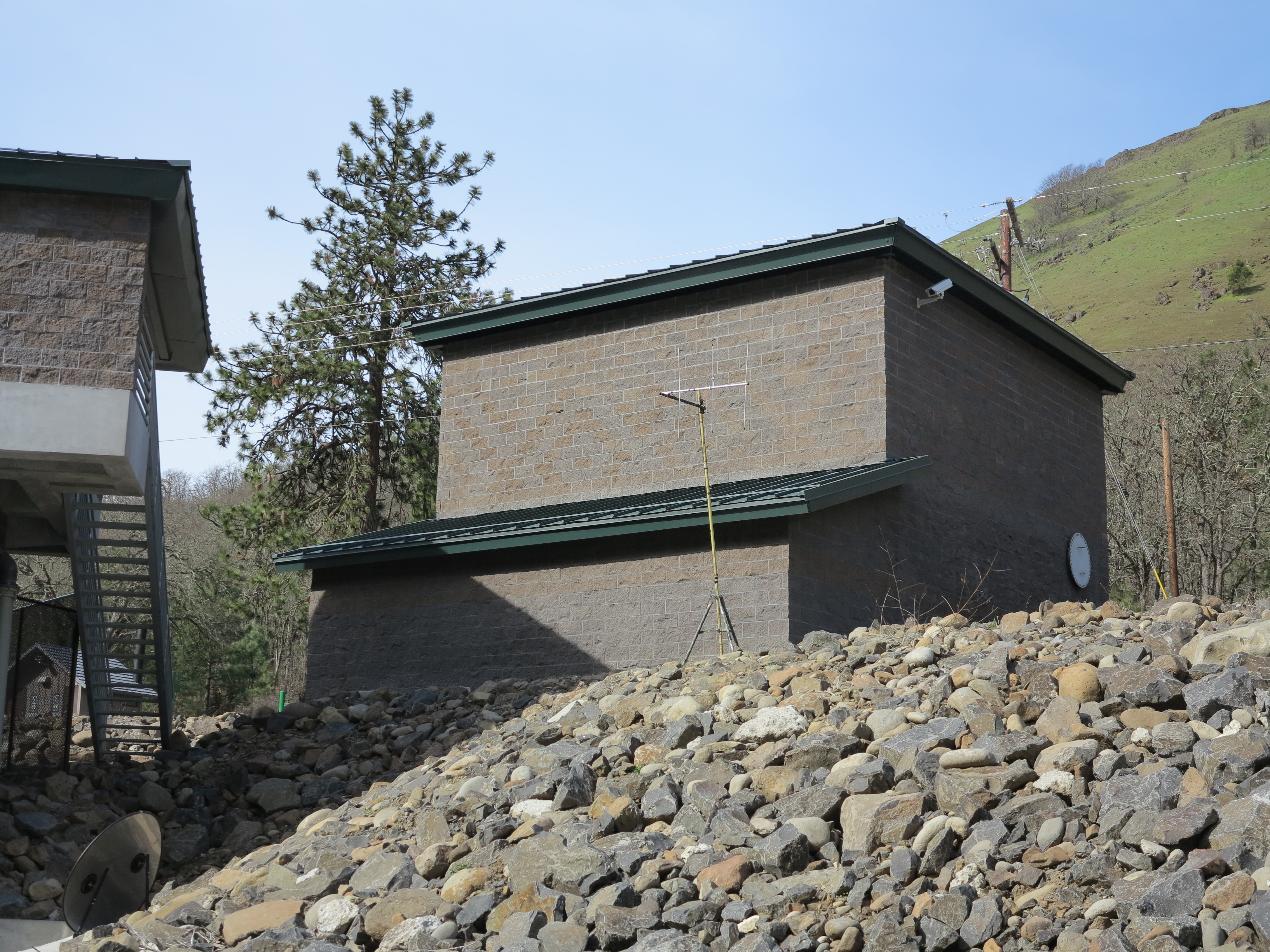 Lyle Falls Fishway fish lift reservoir building.